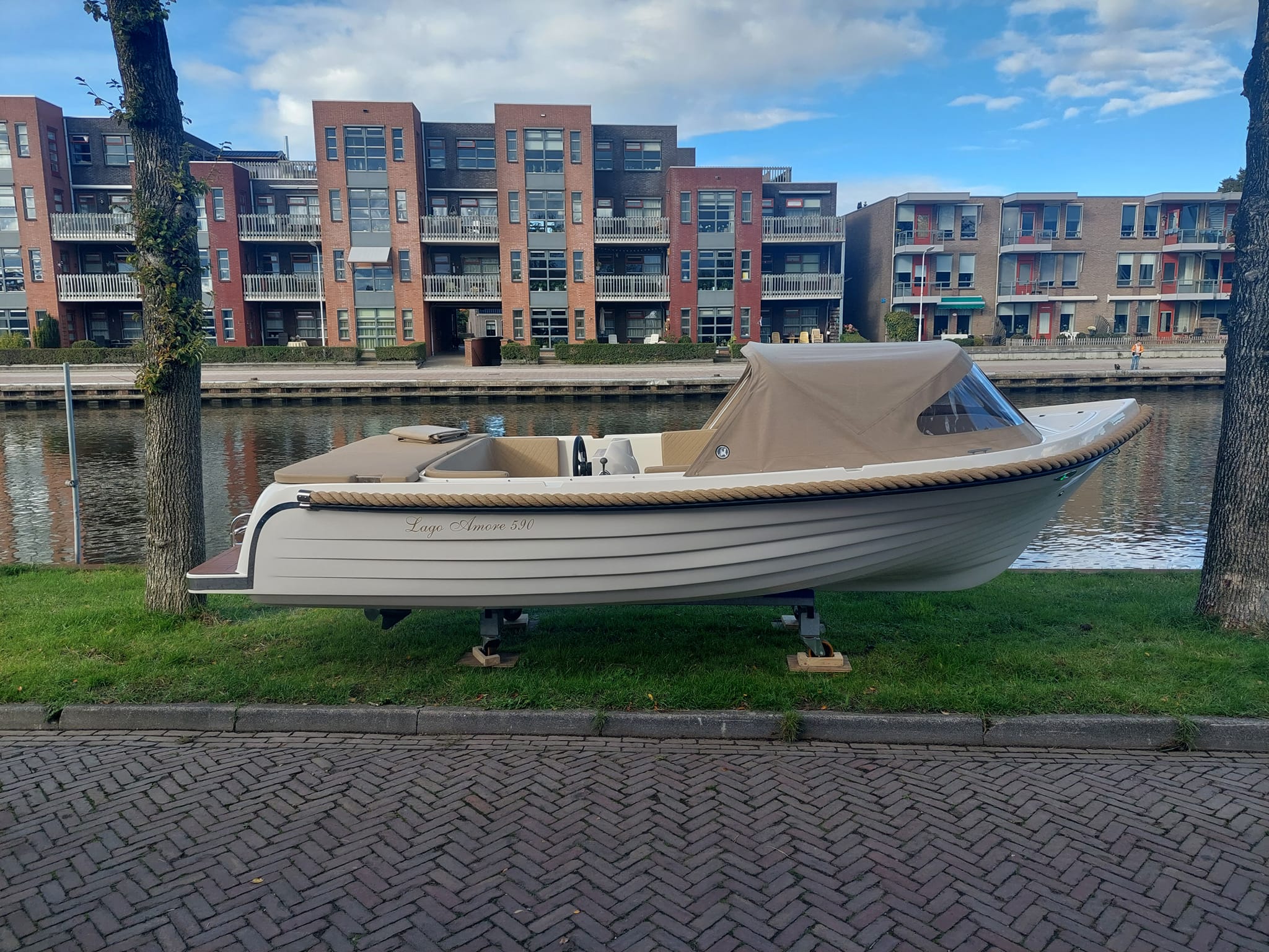 Lago-Amore-590-Tender-2