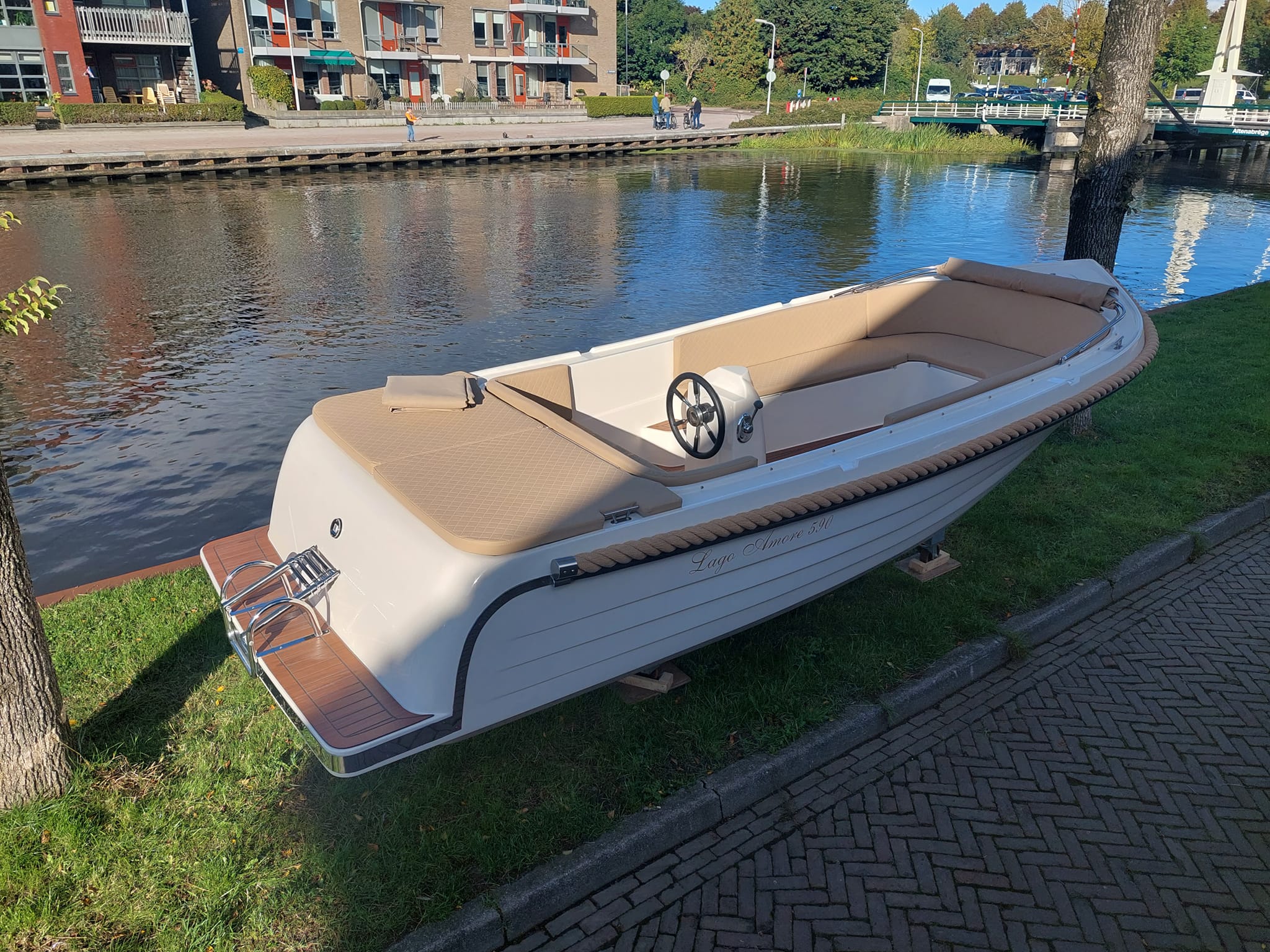 Lago-Amore-590-Tender-b